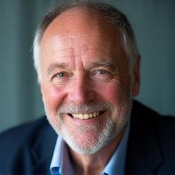 Portrett av Kaptein Einar Sørensen, med maritime trekk